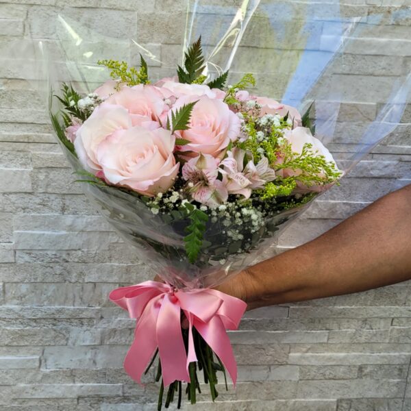 Buquê Clássico 8 rosas cor de rosa com astroemerias