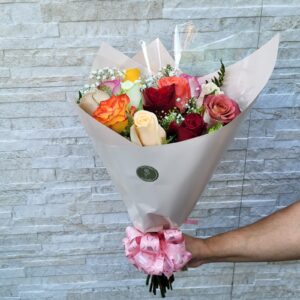 Clássico de 12 rosas coloridas
